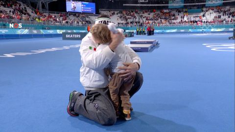 Vertederend tafereel na gouden ploegenachtervolging: topschaatser viert olympische titel met zoontje (4)