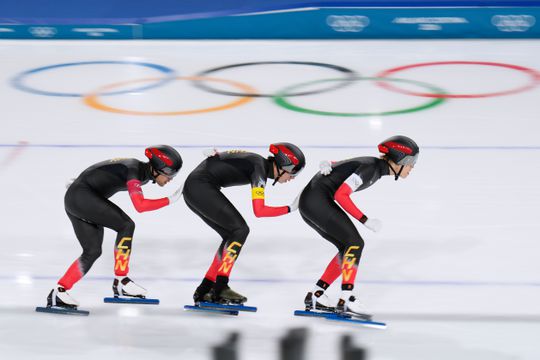 Verbazing na opmerkelijke actie van Chinese schaatsers voor clash met Nederland: 'Waarom rij je dan?'