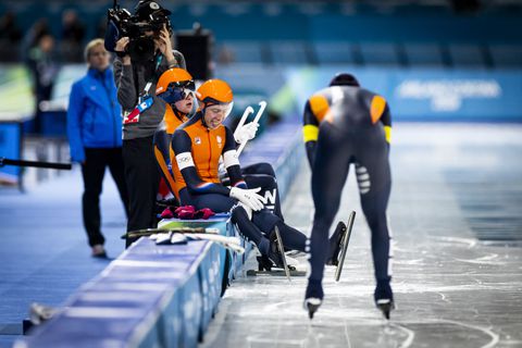Nederlandse schaatsers grijpen net naast olympisch brons na zinderende troostfinale én opnieuw veel gedoe