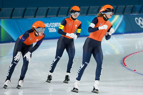 Oranje-vrouwen verliezen goud en stellen teleur in finale team pursuit: 'Ze reden te traag'