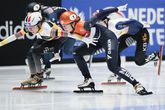 Hanne Desmet en Suzanne Schulting raken elkaar tijdens de finale van de 1000 meter op WK shorttrack. ©AP