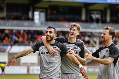 AZ walst in emotioneel beladen duel over FC Volendam heen