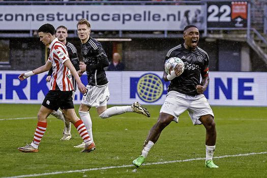 Gouden invallers redden Ajax van blamage bij Sparta, dat dikke voorsprong uit handen geeft