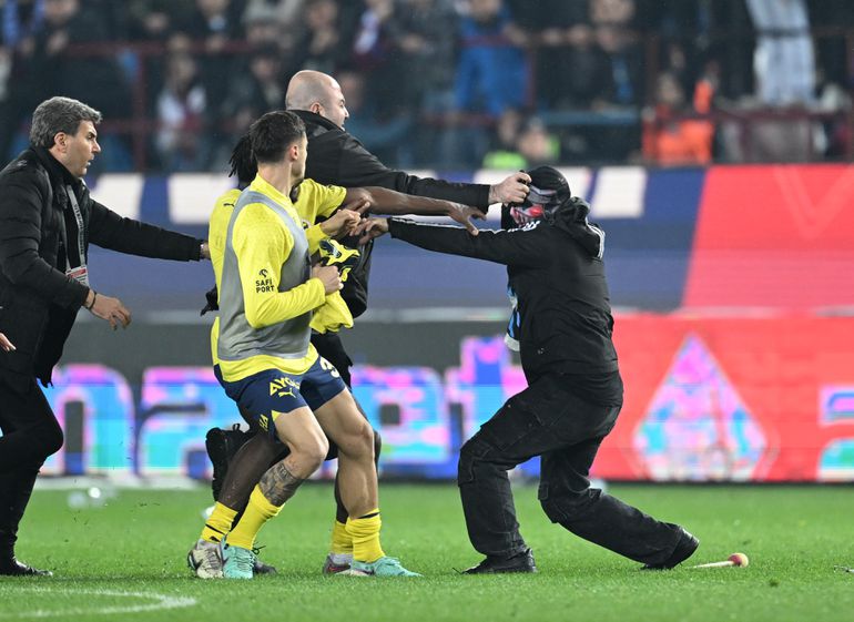 Video | Massale knokpartij in Turkije, Jayden Oosterwolde (Fenerbahçe) deelt keiharde kopschop uit