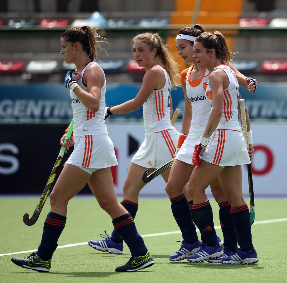 Ex-tophockeysters delen net als collega openhartig verhaal over veelbesproken witte rokjes: 'Dan loop je toch onzeker rond'