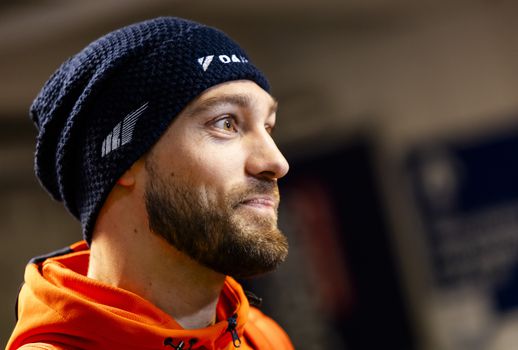 Topschaatser Kjeld Nuis plaatst reeks opvallende foto's: vriendin Joy Beune en collega's reageren lachend