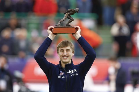 Topschaatser Jordan Stolz krijgt schaats-Oscar en moet die na tegenvallend WK inleveren