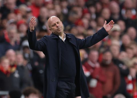 Arne Slot krijgt in korte tijd twee enorme klappen bij Liverpool: 'Ja, we zijn overklast'