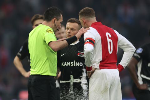 Scheidsrechter Bas Nijhuis spreekt Dennis Higler tegen over soap rond tweede gele kaart bij Ajax - AZ
