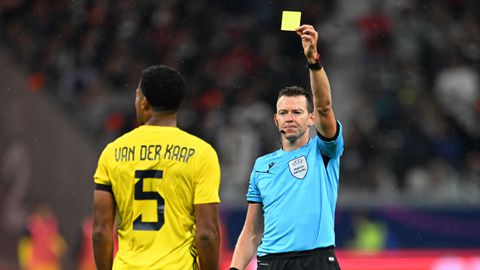 Enorme blunder: minuut stilte op voetbalveld voor oud-speler die nog blijkt te leven