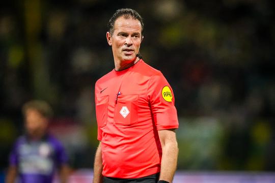 Scheidsrechter Bas Nijhuis geeft update over horrorblessure: 'Het gaat allemaal door je hoofd'