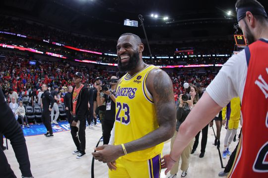 LeBron James (39) voor de zeventiende keer naar play-offs NBA, Warriors met Stephen Curry stranden