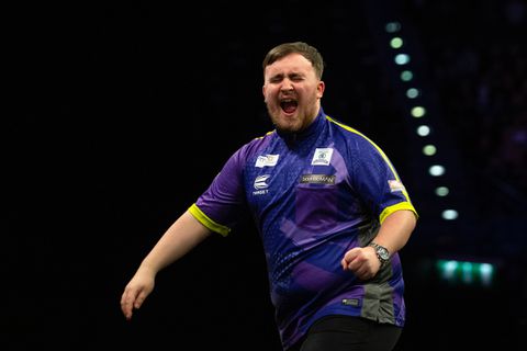 Van bullseye naar latje trap: Luke Littler laat zien ook te kunnen voetballen