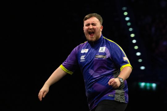 Van bullseye naar latje trap: Luke Littler laat zien ook te kunnen voetballen