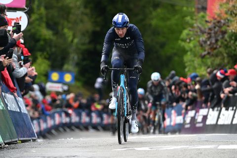 Weersomstandigheden nekken de favorieten: verrassende winnaar van helse editie Waalse Pijl