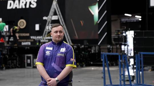 Michael van Gerwen over relatie met Luke Littler: 'We etteren elkaar en lachen samen'