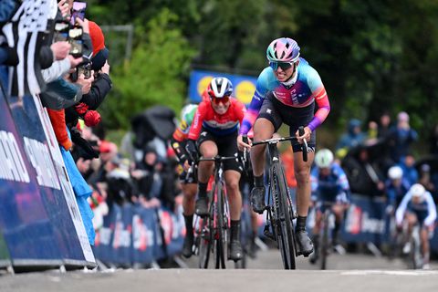 Demi Vollering doet al het werk, maar ziet Poolse concurrente de Waalse Pijl winnen