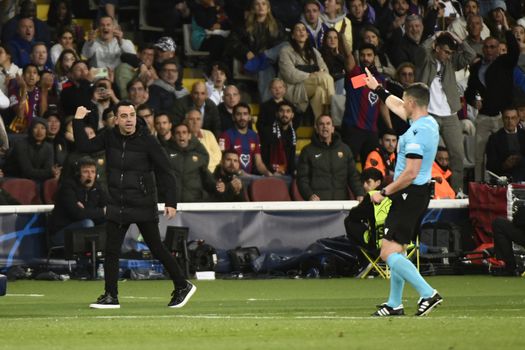 Xavi pislink na rode kaarten tijdens Barcelona - PSG: 'Het was een ramp'