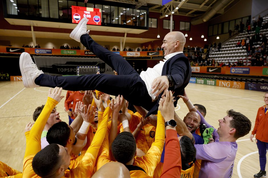 Oranje Futsal gaat na bloedstollend gevecht met Finland eindelijk weer naar WK