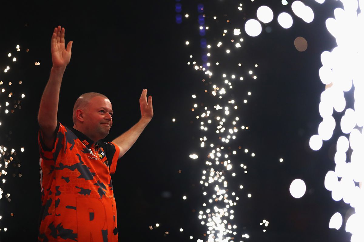 Genieten: iconische opkomst Raymond van Barneveld in Ahoy bij Premier League Darts