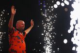 Raymond van Barneveld tijdens zijn opkomst in Rotterdam © Getty Images