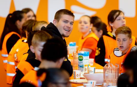 Schaatstopper Joep Wennemars en koning Willem-Alexander leren fanatieke kinderen een nieuwe sport