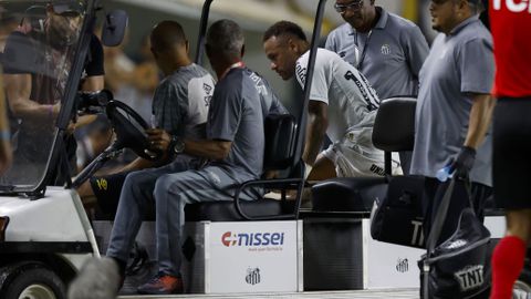 Jubileum eindigt in drama voor Neymar, die huilend van het veld gaat: 'Nu moeten we echt bidden'