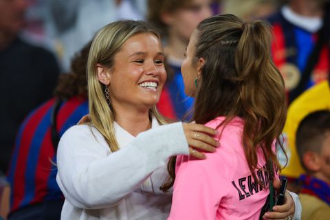 Spelersvrouw Mikky Kiemeney verlaat Frenkie de Jong voor vriendin oud-Ajacied: dames samen in 'stad van de liefde'