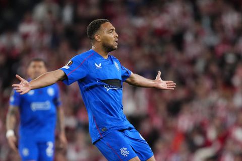 Bizarre beelden in Europa League: shirt Cyril Dessers volledig kapot getrokken, maar Rangers-speler krijgt zelf geel