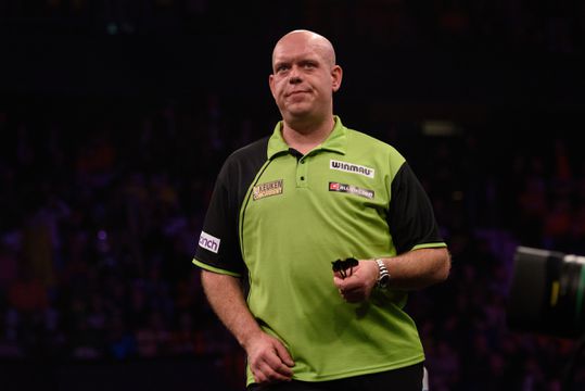 'Alarmbellen' gaan af na 'enorme worsteling' Michael van Gerwen: 'Dat is veel zorgelijker'