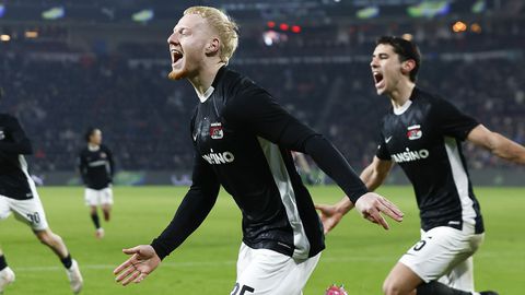 'Gewild' AZ-talent krijgt advies van betrokken voetbalvader: 'Dan zal dat wel emoties naar boven brengen'