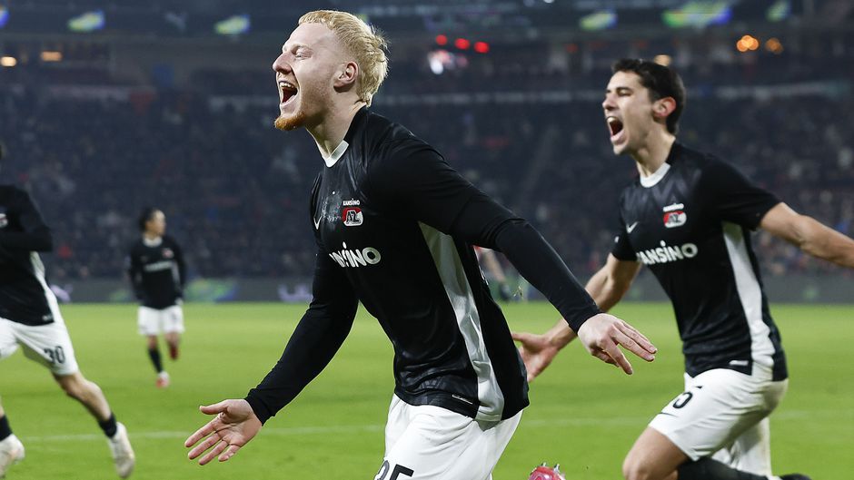 'Gewild' AZ-talent krijgt advies van betrokken voetbalvader: 'Dan zal dat wel emoties naar boven brengen'