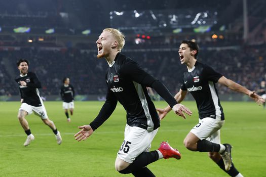 'Gewild' AZ-talent krijgt advies van betrokken voetbalvader: 'Dan zal dat wel emoties naar boven brengen'