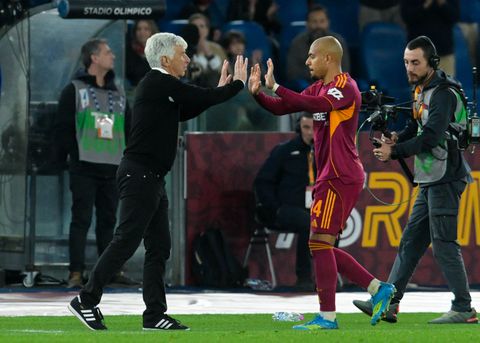 Trainer van topaanvaller Donyell Malen loopt snikkend weg bij persconferentie AS Roma: 'Ik had dit niet verwacht'