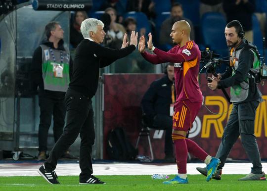 Trainer van topaanvaller Donyell Malen loopt snikkend weg bij persconferentie AS Roma: 'Ik had dit niet verwacht'