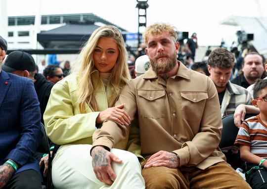Jutta Leerdam duikt op in New York en steunt verloofde Jake Paul in belangrijke week