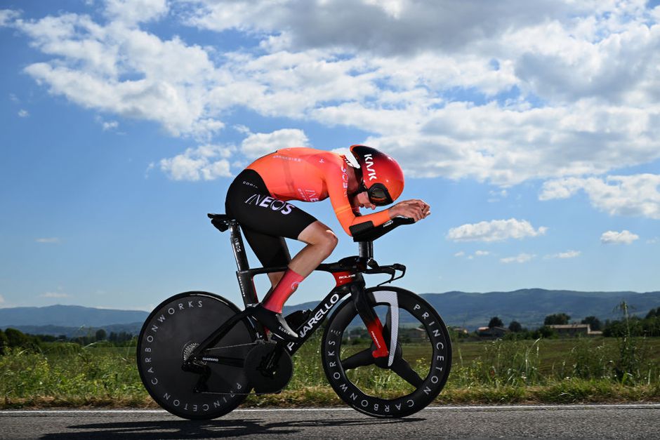 Starttijden individuele tijdrit Giro, etappe 14 | Hoe laat beginnen de klassementsrenners, favorieten en Nederlanders aan hun race tegen de klok?
