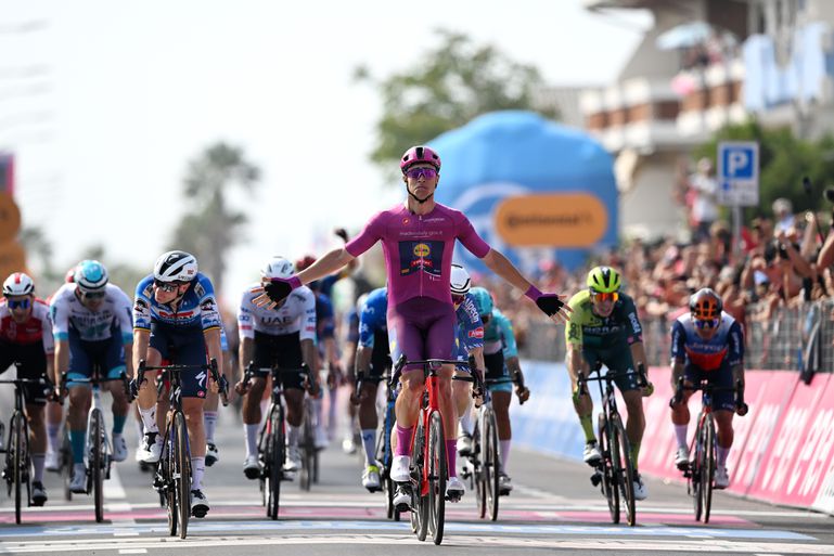 Jonathan Milan heeft hattrick in Giro te pakken en geeft concurrentie wederom het nakijken