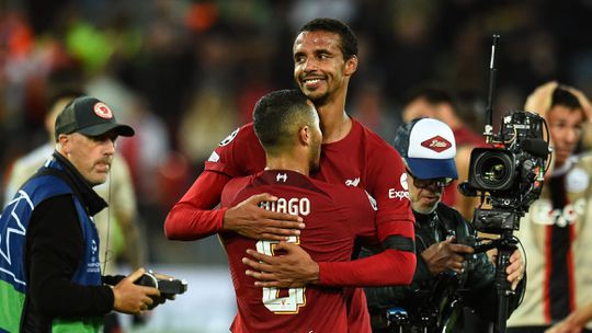 Spaanse spelmaker en partner Van Dijk vertrekken transfervrij bij Liverpool