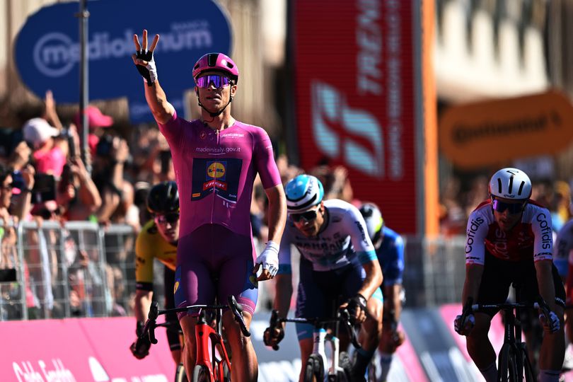 Jonathan Milan heeft hattrick in Giro te pakken en geeft concurrentie wederom het nakijken