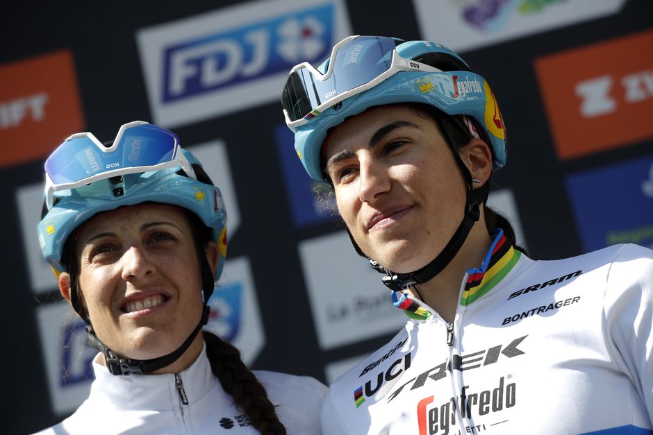 Lucinda Brand verliest drie minuten nadat ze stopte voor gevallen Elisa Balsamo: 'Volgde mijn menselijk instinct'