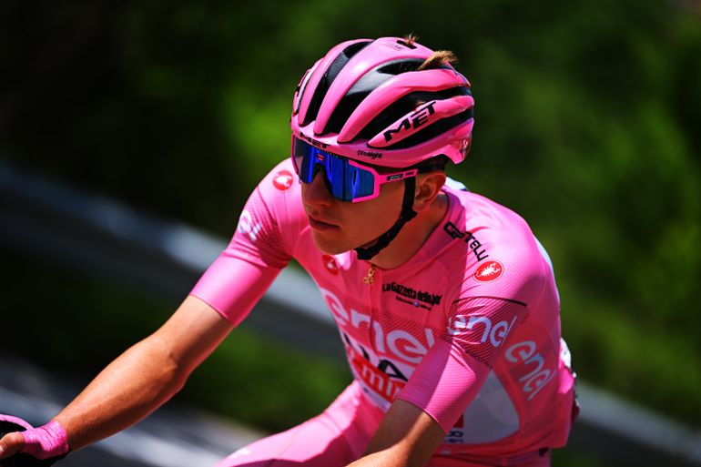 Giro d'Italia, etappe 15 | Slopende bergetappe stelt klassementsrenners op de proef, gaat Tadej Pogacar toeslaan?