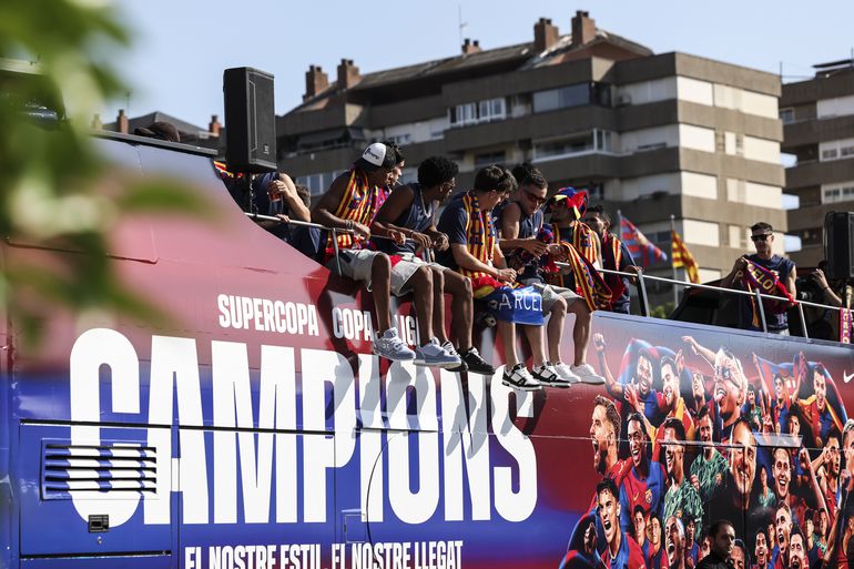 Groot schrikmoment bij kampioensparade FC Barcelona: teamgenoot Frenkie de Jong valt van de bus