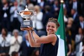 Jasmine Paolini met haar trofee na haar overwinning op Coco Gauff in Rome © Getty Images.