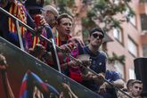 Teamgenoot Frenkie de Jong valt van de bus bij parade FC Barcelona door de stad