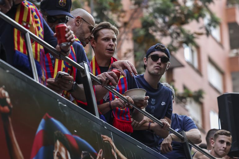Groot schrikmoment bij kampioensparade FC Barcelona: teamgenoot Frenkie de Jong valt van de bus