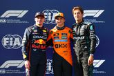 Max Verstappen naast Oscar Piastri en George Russell. © Getty Images