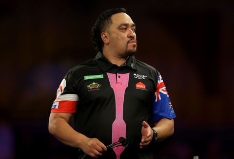 Bizarre beelden: darter toont bravoure als 'menselijke dartpijl' en springt van 192 meter hoge toren