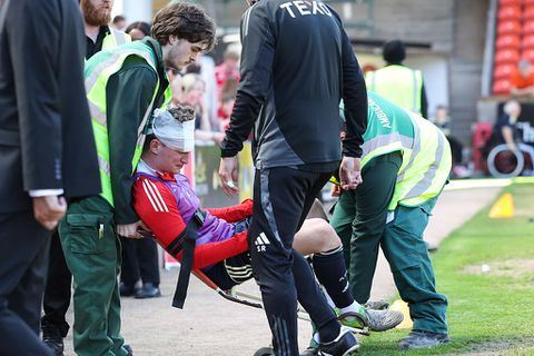 Bizarre beelden uit Schotland: verdediger zwaar geblesseerd door supporter eigen club