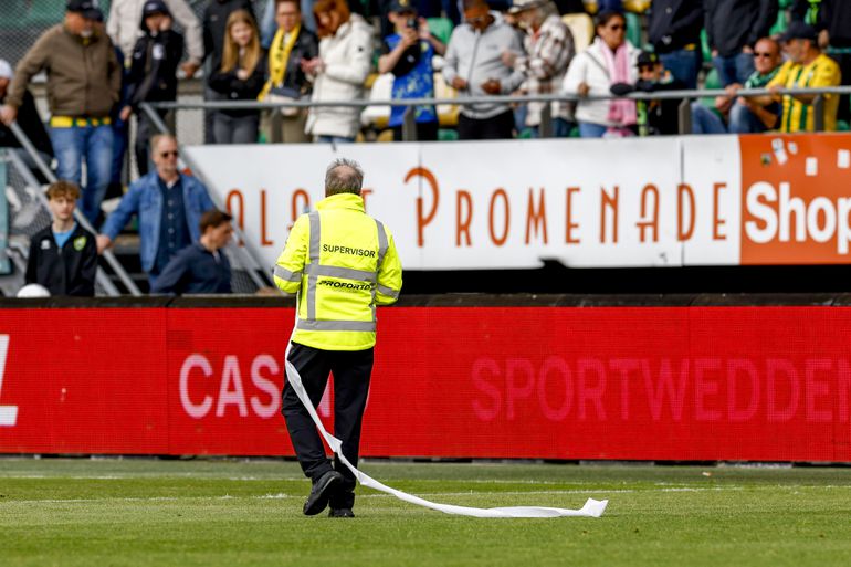 Play-offduel ADO Den Haag - Telstar gestaakt vanwege vuurwerk en pleerollen: 'Schaam je kapot'